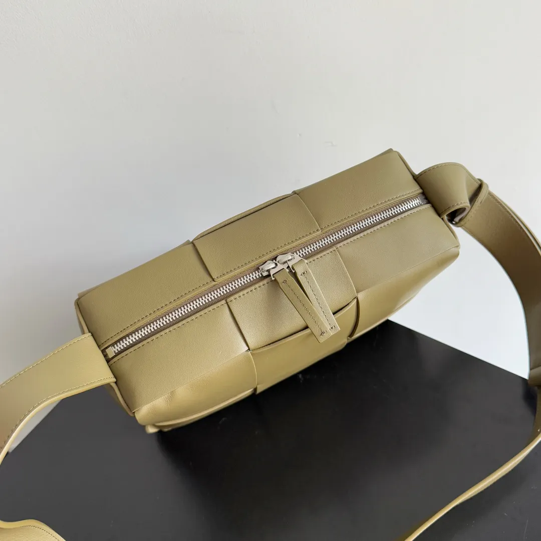 Batch 2480 BOTTEGA VENETA2025 new small ARCO camera bag. The bag has a unique woven design, which looks like scattered small squares. It has a strong sense of design! It’s very eye-catching👀Although the bag is not big, it can actually be packed🙌 Its cuteness and charm are irresistible! You can go out with just one carry, so worry-free! Very cost-effective 💯 Suitable for all men who have the habit of backpacking. The upper body is really handsome and very low-key! I think it’s very suitable for carrying on my daily back to work, it’s not too rigid and it feels very fashionable! Very tonally! Style number: 731165 Size: 28*18*9cm